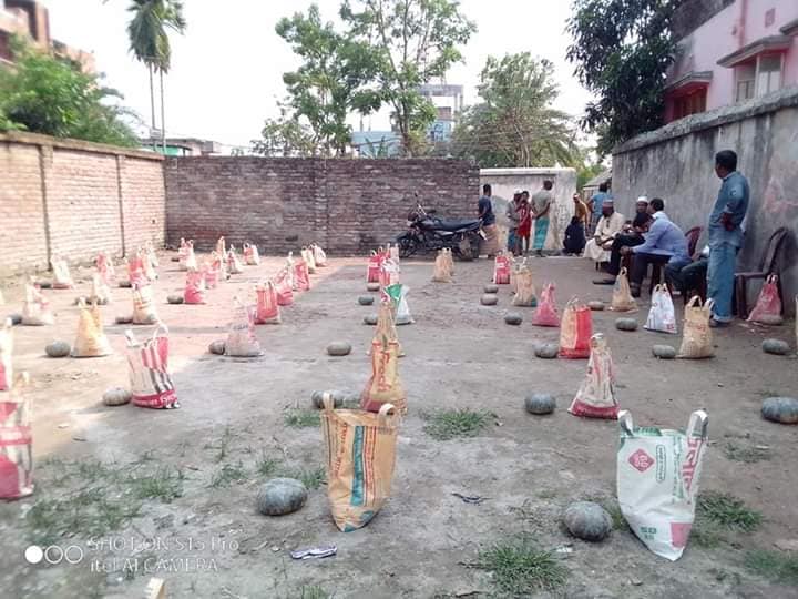 গরীব, অসহায় ও দুঃস্থদের মধ্যে খাদ্যসামগ্রী তুলে দেয়া হয়।